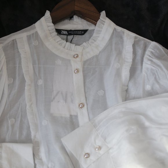 NWT WHITE VINTAGE DOTTED JACQUARD BLOUSE. - Picture 12 of 12